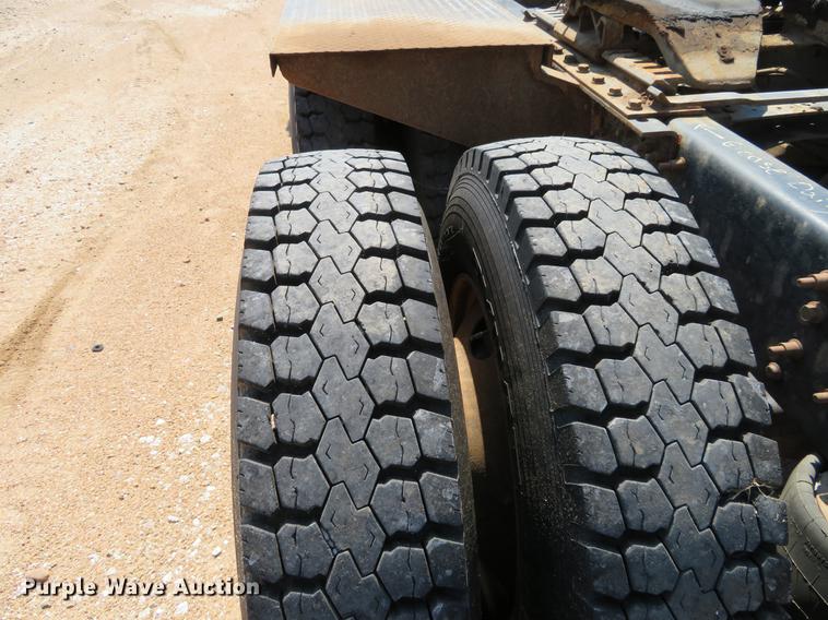 image for item DE6370 2011 Mack Granite semi truck