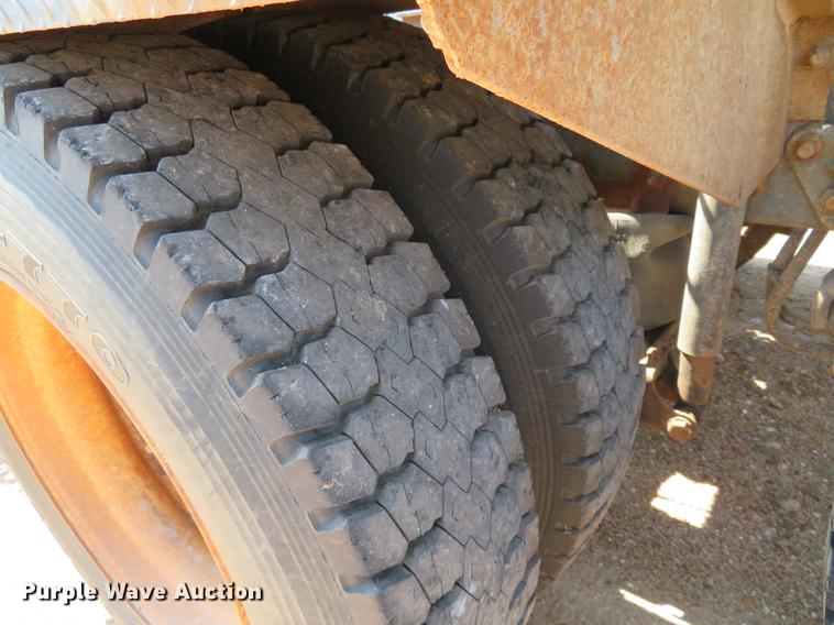 image for item DE6370 2011 Mack Granite semi truck