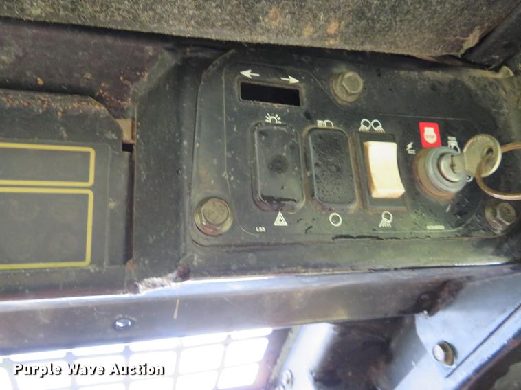 image for item DE6385 1995 New Holland LX885 skid steer