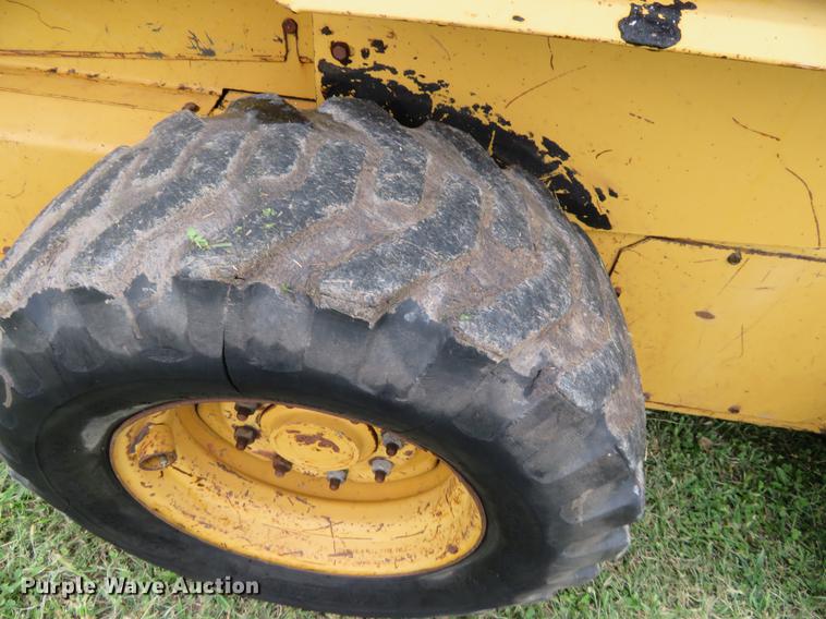 image for item DE6385 1995 New Holland LX885 skid steer