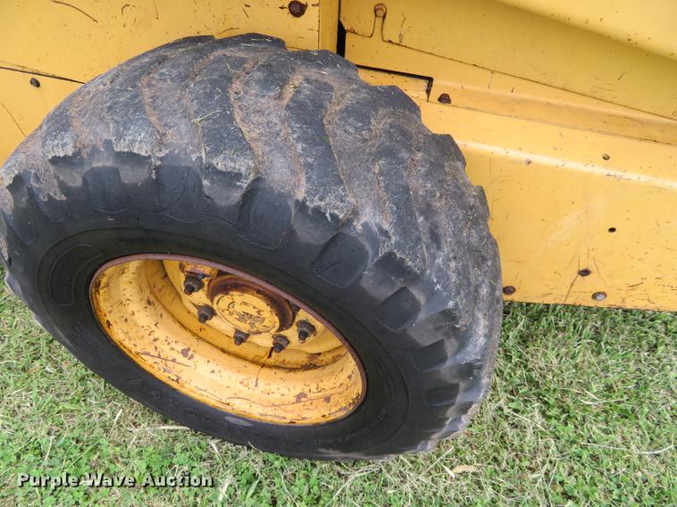 image for item DE6385 1995 New Holland LX885 skid steer