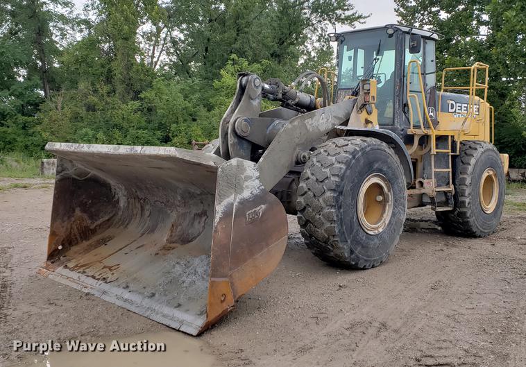 image for item DF2421 2004 John Deere 744J wheel loader