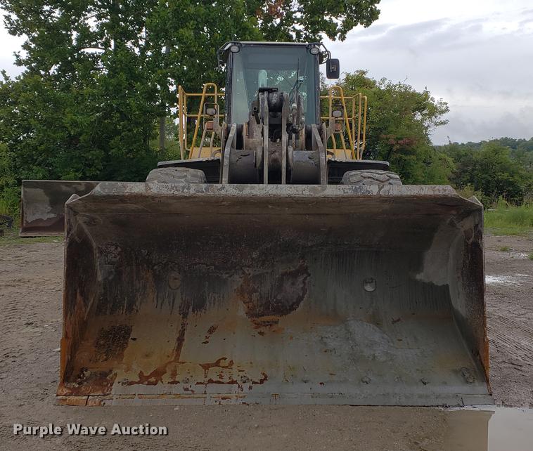 image for item DF2421 2004 John Deere 744J wheel loader