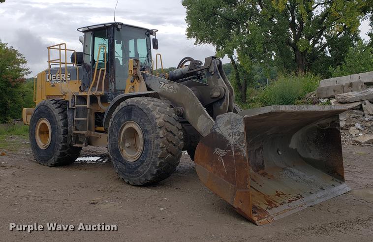 image for item DF2421 2004 John Deere 744J wheel loader