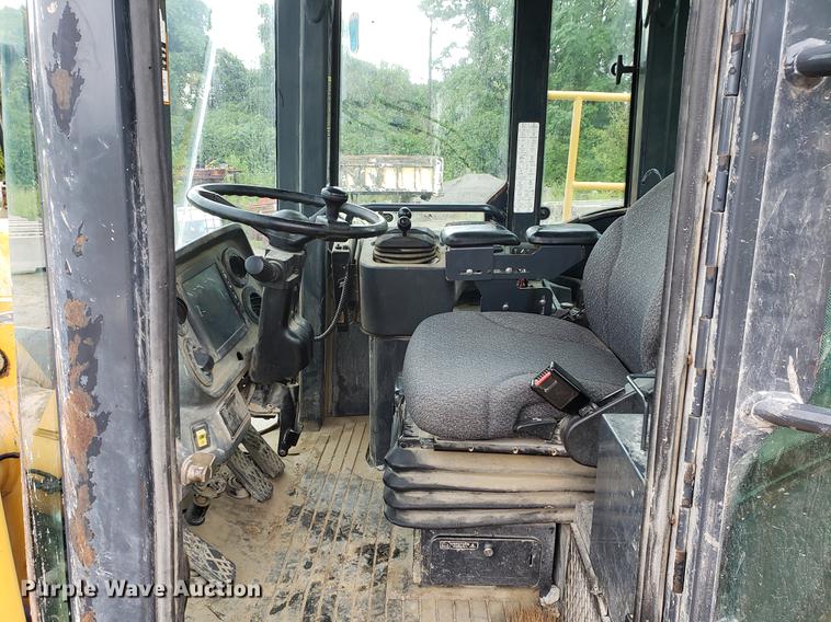 image for item DF2421 2004 John Deere 744J wheel loader