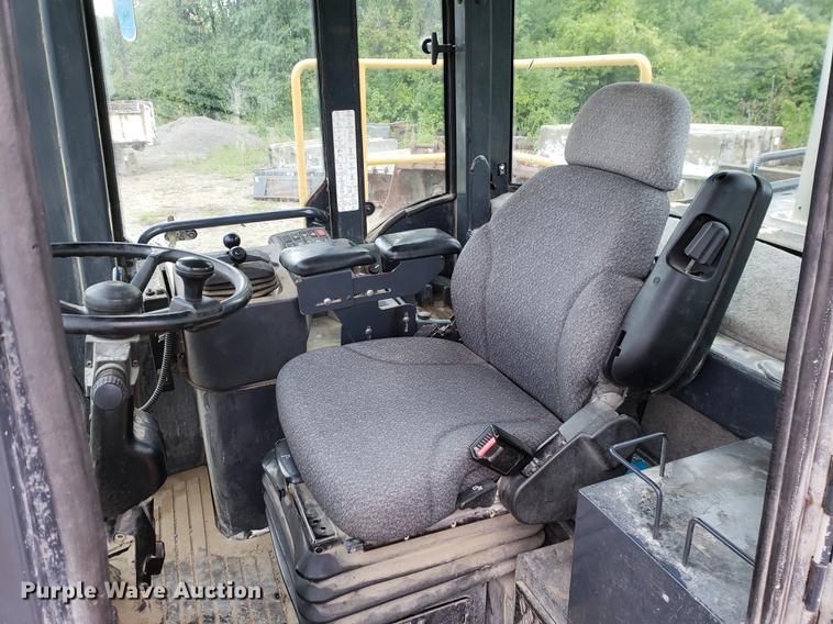 image for item DF2421 2004 John Deere 744J wheel loader