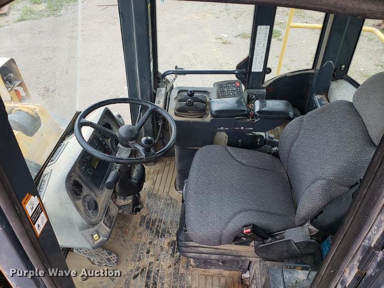 image for item DF2421 2004 John Deere 744J wheel loader