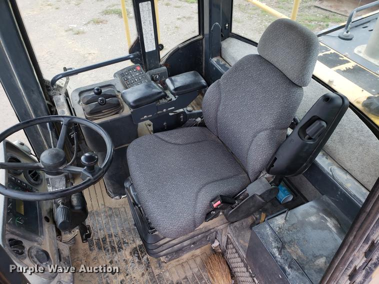 image for item DF2421 2004 John Deere 744J wheel loader