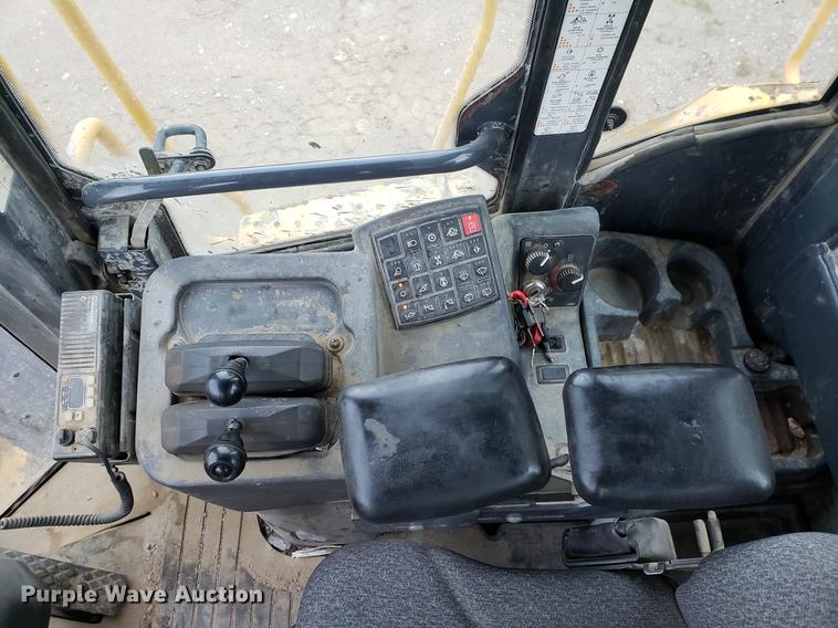 image for item DF2421 2004 John Deere 744J wheel loader