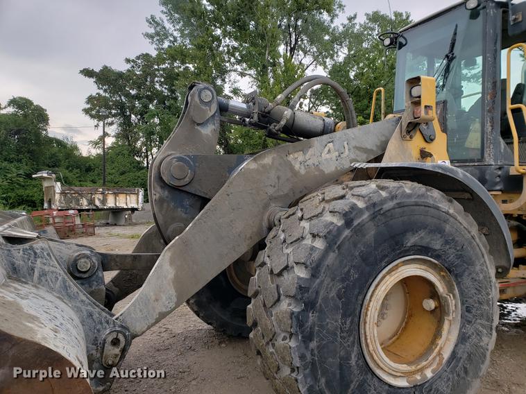 image for item DF2421 2004 John Deere 744J wheel loader