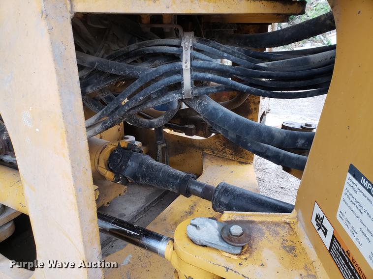 image for item DF2421 2004 John Deere 744J wheel loader