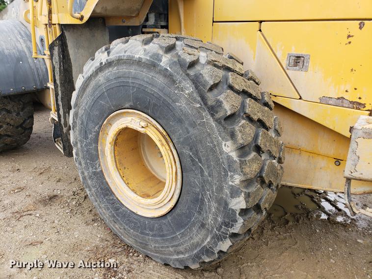 image for item DF2421 2004 John Deere 744J wheel loader
