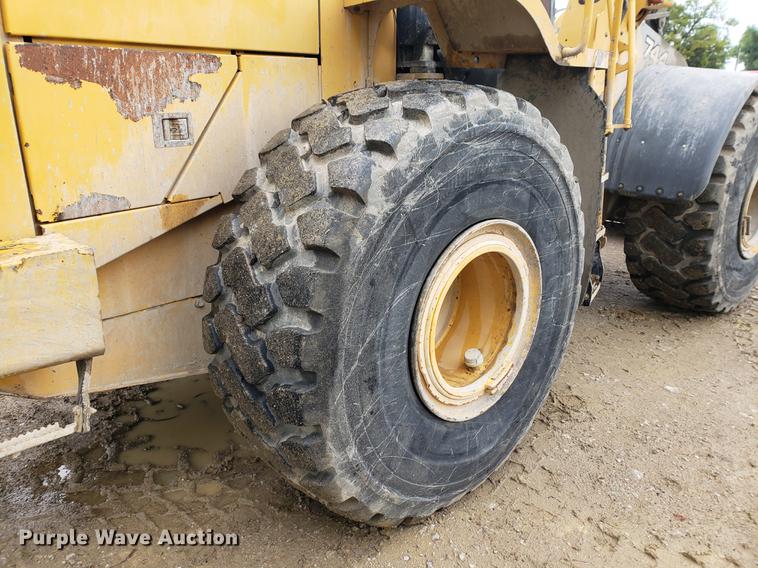 image for item DF2421 2004 John Deere 744J wheel loader