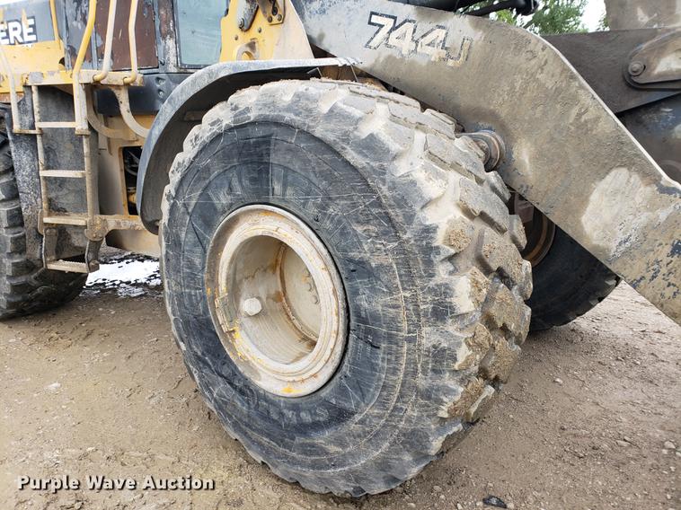 image for item DF2421 2004 John Deere 744J wheel loader