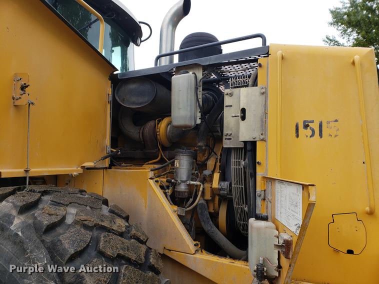 image for item DF2421 2004 John Deere 744J wheel loader