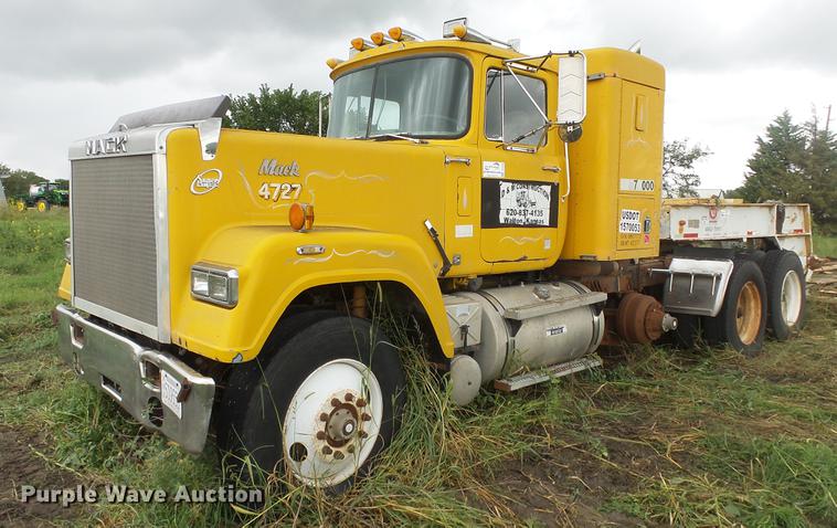 image for item DF4326 1986 Mack RW653 semi truck
