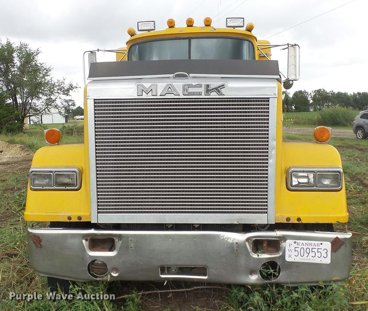 image for item DF4326 1986 Mack RW653 semi truck