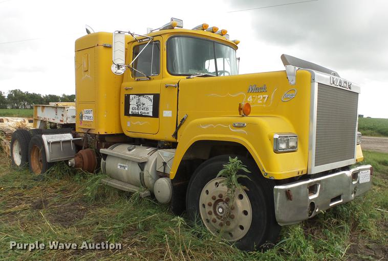 image for item DF4326 1986 Mack RW653 semi truck