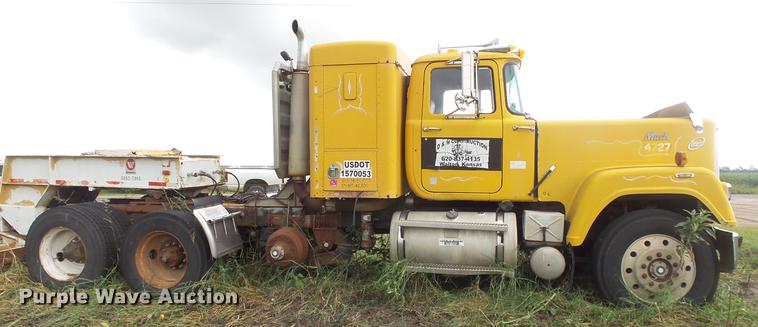 image for item DF4326 1986 Mack RW653 semi truck