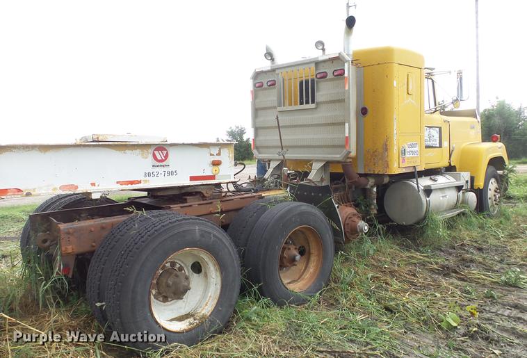 image for item DF4326 1986 Mack RW653 semi truck