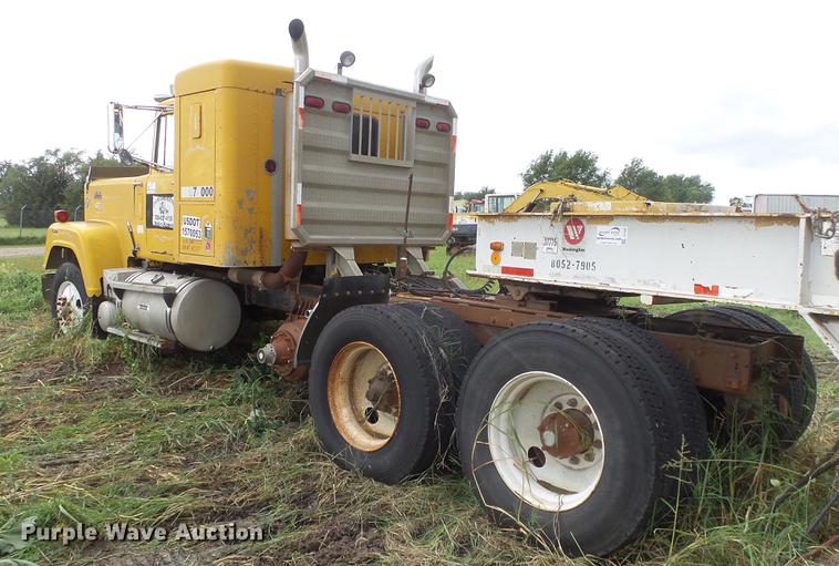 image for item DF4326 1986 Mack RW653 semi truck