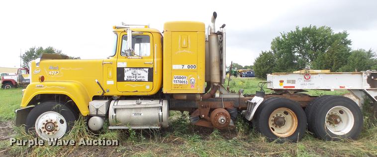 image for item DF4326 1986 Mack RW653 semi truck