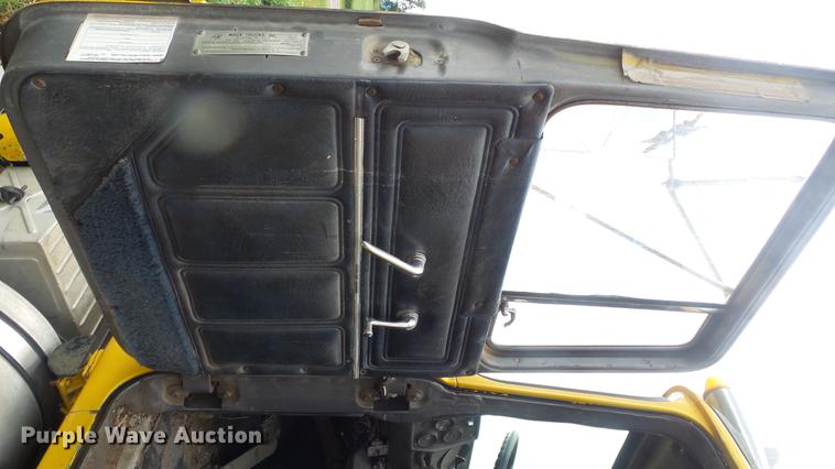 image for item DF4326 1986 Mack RW653 semi truck