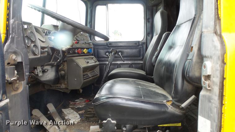 image for item DF4326 1986 Mack RW653 semi truck