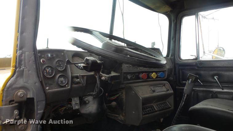 image for item DF4326 1986 Mack RW653 semi truck