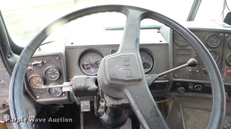 image for item DF4326 1986 Mack RW653 semi truck