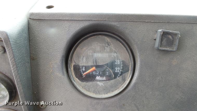 image for item DF4326 1986 Mack RW653 semi truck