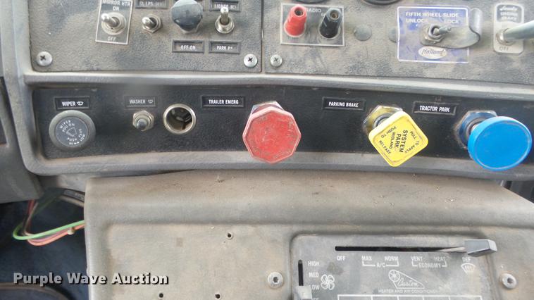 image for item DF4326 1986 Mack RW653 semi truck