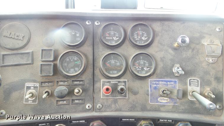 image for item DF4326 1986 Mack RW653 semi truck