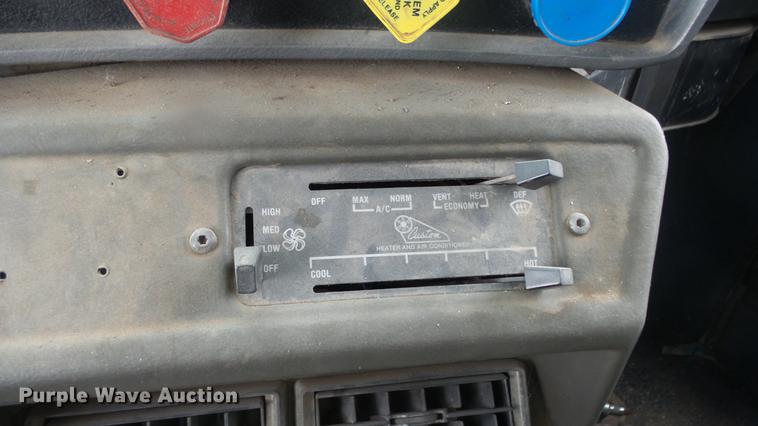 image for item DF4326 1986 Mack RW653 semi truck