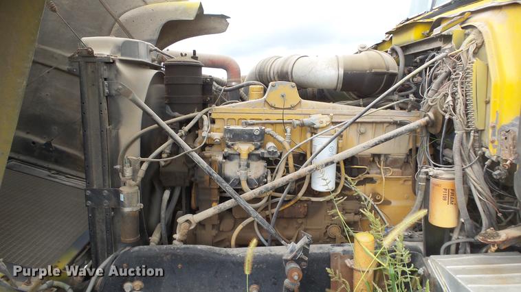 image for item DF4326 1986 Mack RW653 semi truck