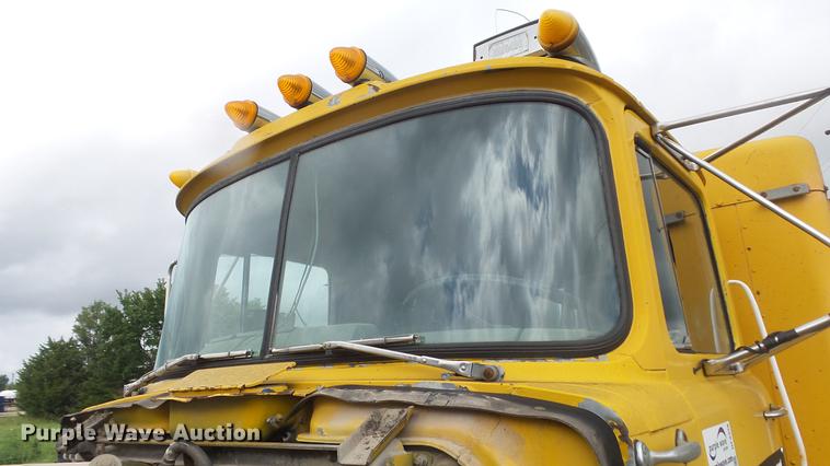 image for item DF4326 1986 Mack RW653 semi truck