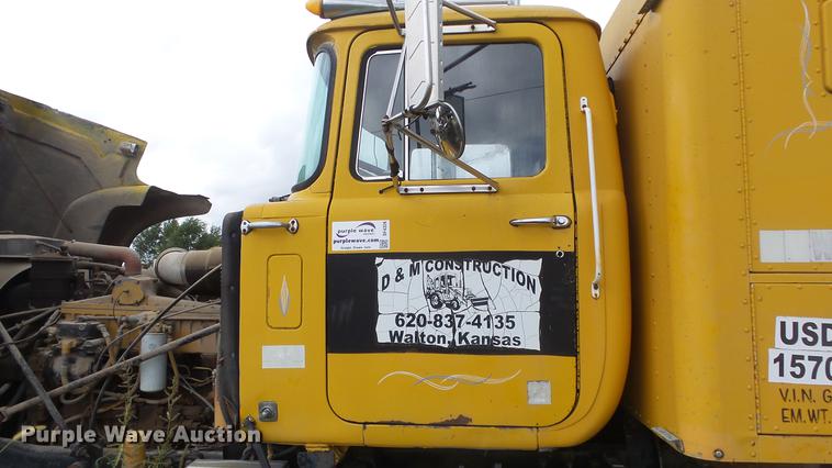 image for item DF4326 1986 Mack RW653 semi truck