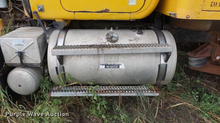 image for item DF4326 1986 Mack RW653 semi truck