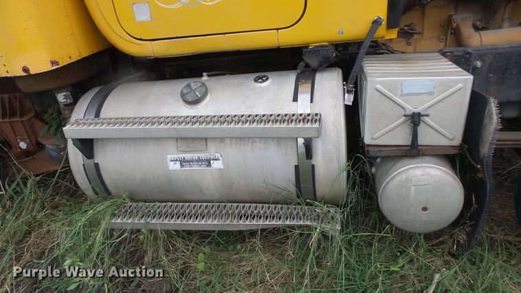 image for item DF4326 1986 Mack RW653 semi truck