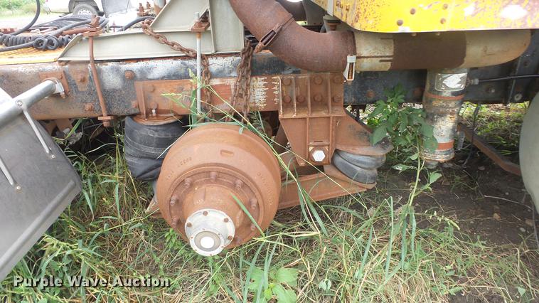 image for item DF4326 1986 Mack RW653 semi truck