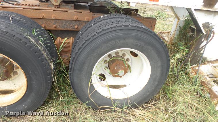 image for item DF4326 1986 Mack RW653 semi truck