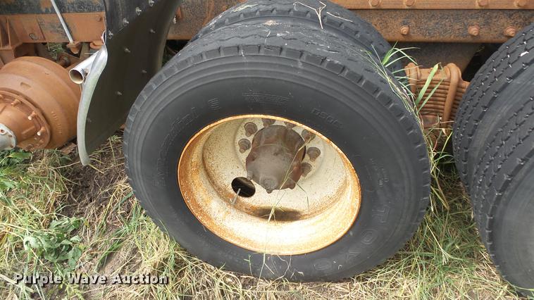 image for item DF4326 1986 Mack RW653 semi truck