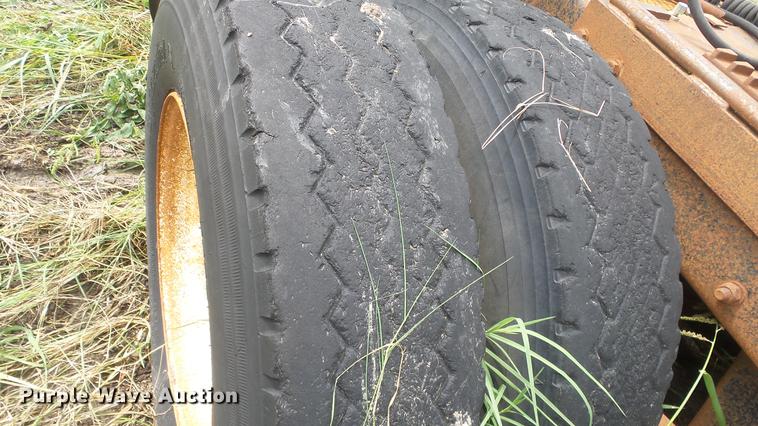 image for item DF4326 1986 Mack RW653 semi truck