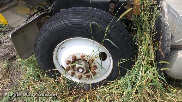 image for item DF4326 1986 Mack RW653 semi truck