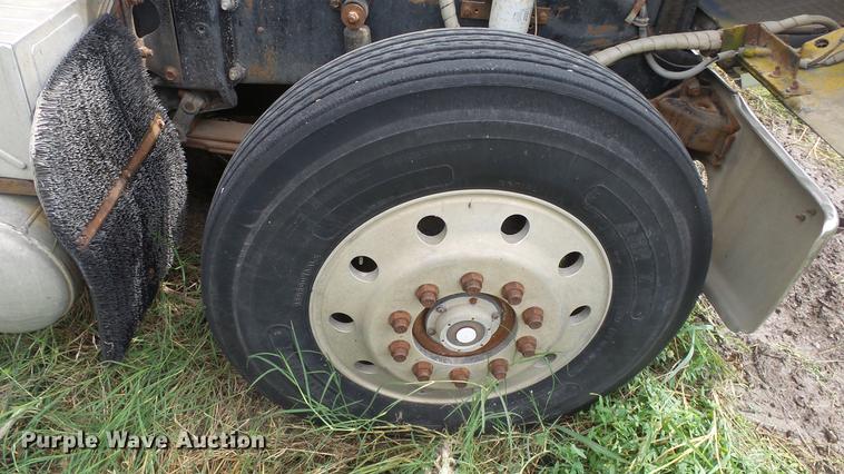 image for item DF4326 1986 Mack RW653 semi truck