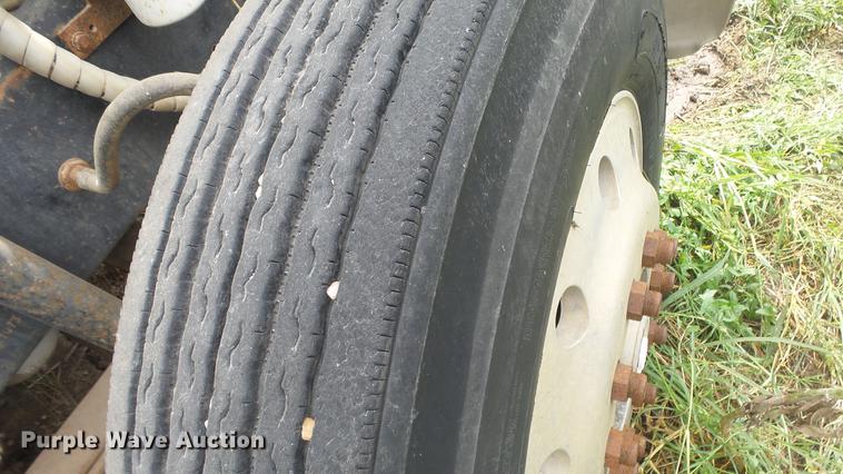 image for item DF4326 1986 Mack RW653 semi truck