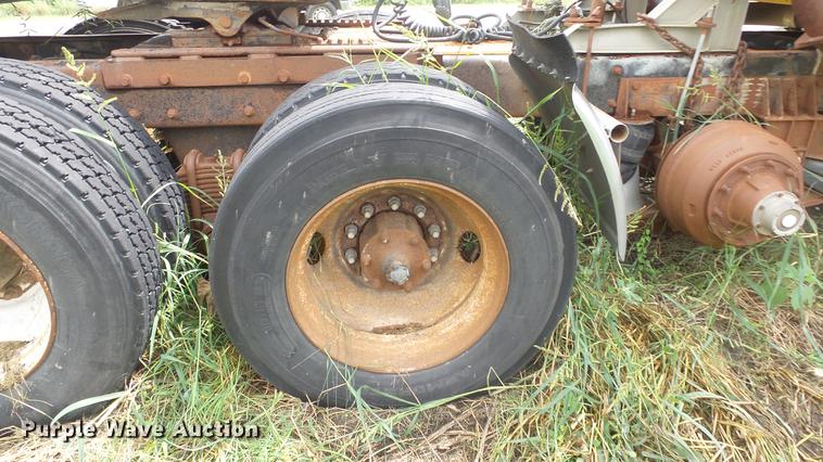 image for item DF4326 1986 Mack RW653 semi truck