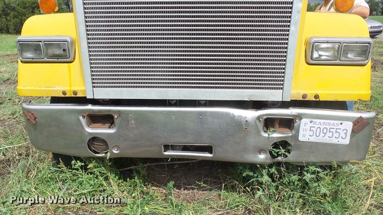 image for item DF4326 1986 Mack RW653 semi truck