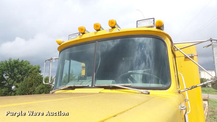 image for item DF4326 1986 Mack RW653 semi truck