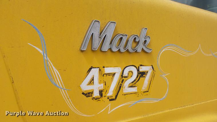 image for item DF4326 1986 Mack RW653 semi truck
